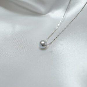 白い背景にあるアコヤグレー真珠ペンダントネックレス